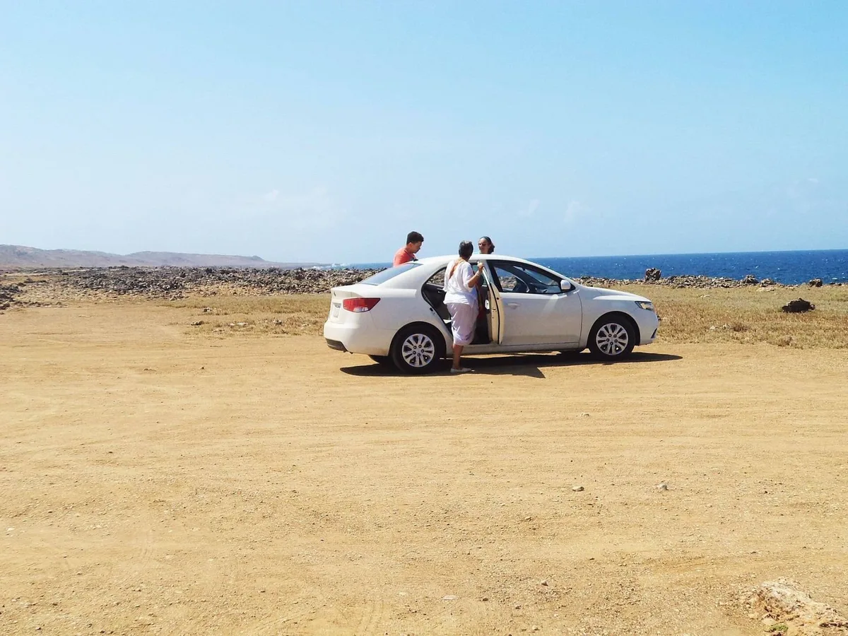Gäste fahren mit einem Buggy durch die Landschaft von Curaçao