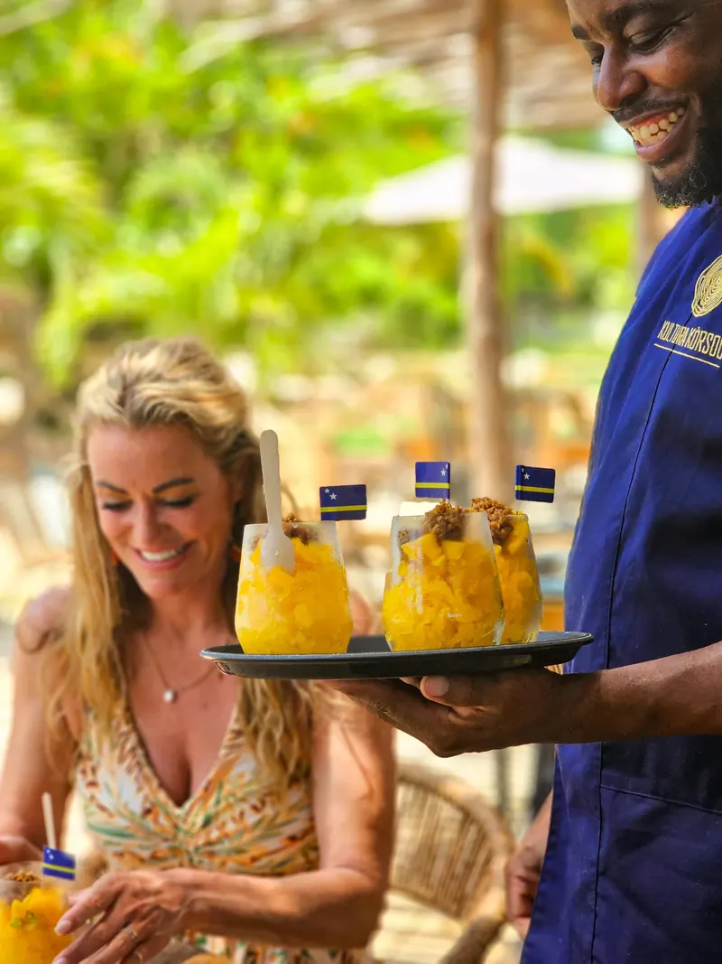 Hofi Mango Guided Tour & Breakfast