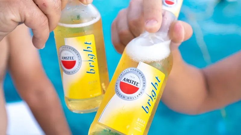 Invitados con bebidas frías a bordo de un yate privado en Curazao