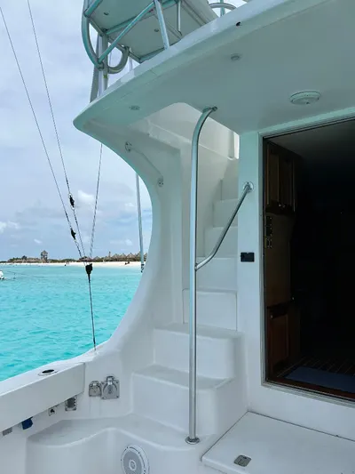 Vista desde el yate hacia las aguas turquesas del Caribe en Curazao