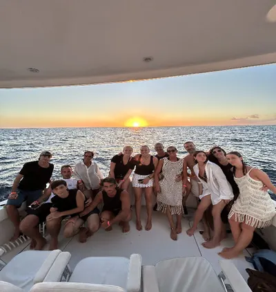 Grupo disfrutando del atardecer en la cubierta del yate en Curazao