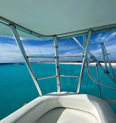 Escalera de baño en la popa del yate sobre aguas cristalinas del Caribe