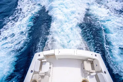 Yate privado navegando por aguas azules del Caribe y dejando una estela de espuma