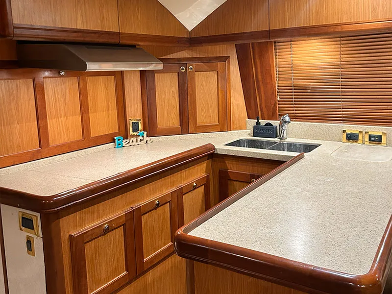 Interior de la cabina con acabados de madera a bordo del yate
