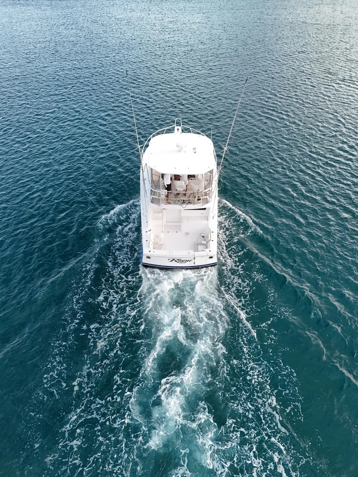Vista aérea del yate privado en el mar Caribe