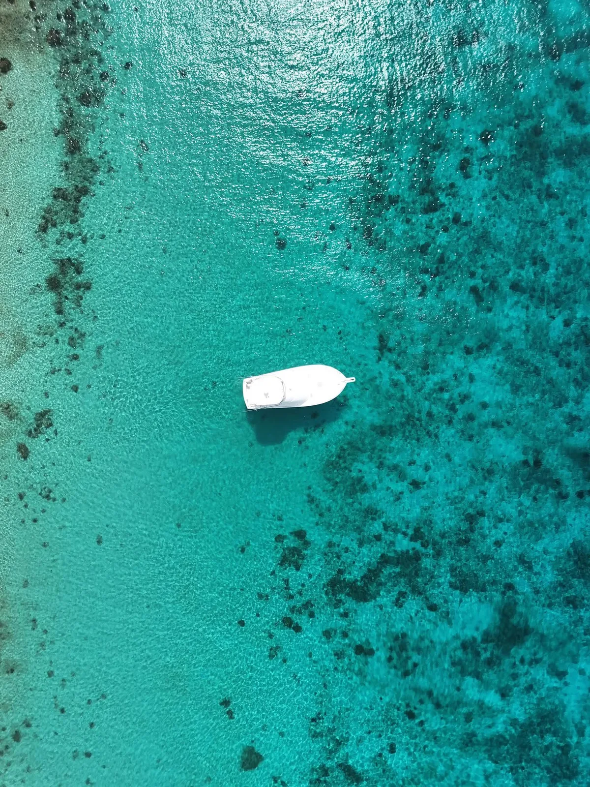 Yate privado rodeado por las aguas turquesas de Curazao